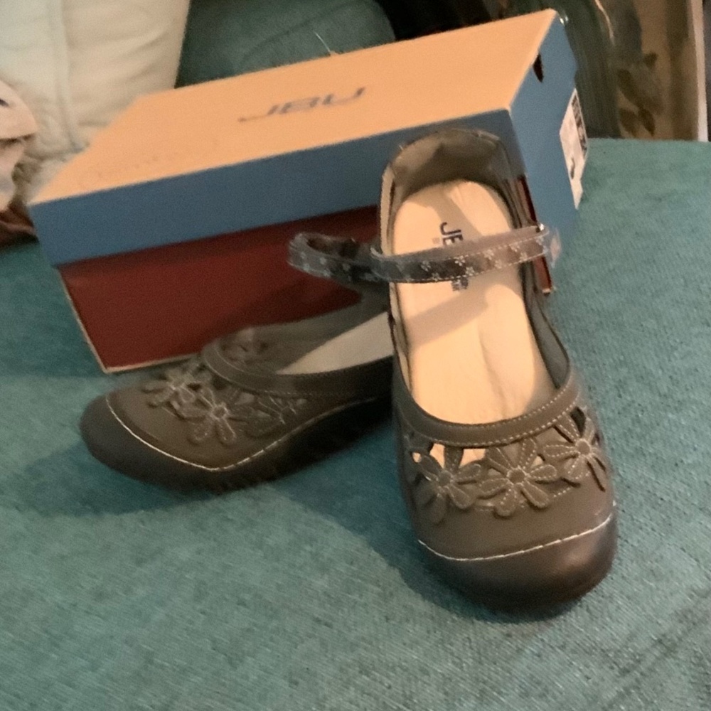 Women’s JBU By Jambu soft Gray , Size 9.5 M Loving Worn , Style Wildflower